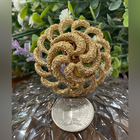 Exquisite Vintage Gold MONET Swirled 3D Brooch - Picture 6 of 7